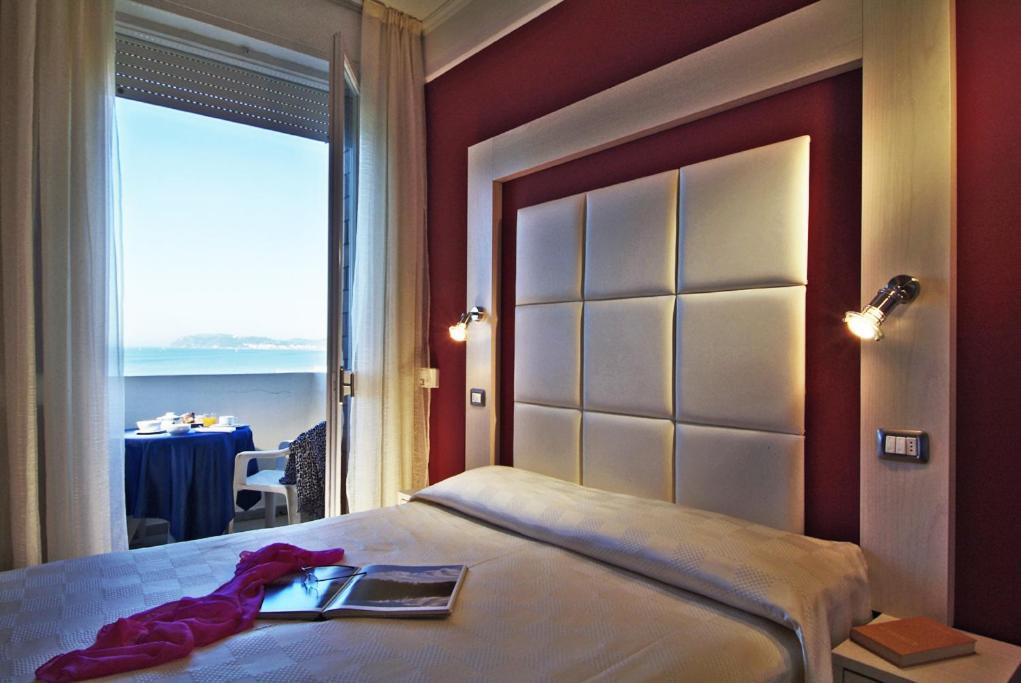 Alexandra Plaza Hotel 4*